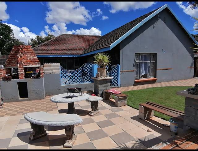 4 BEDROOM FREESTANDING FOR SALE IN STILFONTEIN EXT 4